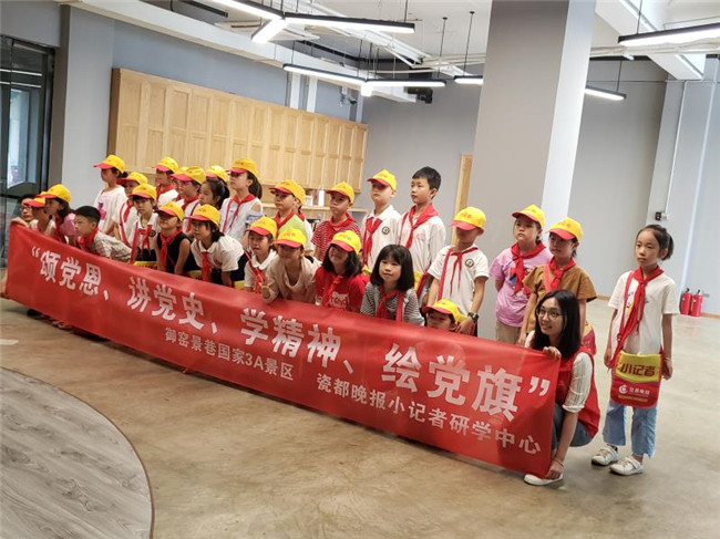 市古鎮(zhèn)公司黨總支開展“頌黨恩、講黨史、學(xué)精神、繪黨旗”主題活動(dòng)