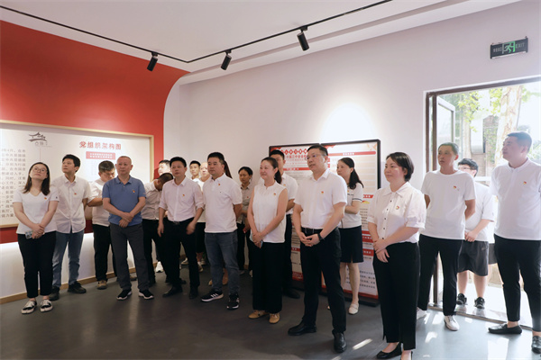 市古鎮(zhèn)投資公司黨委開(kāi)展“黨建引領(lǐng)新征程，古鎮(zhèn)同心再出發(fā)”活動(dòng)