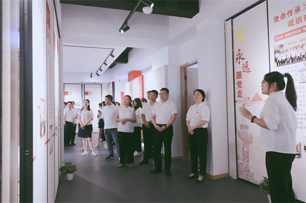 市古鎮(zhèn)投資公司黨委開(kāi)展“黨建引領(lǐng)新征程，古鎮(zhèn)同心再出發(fā)”活動(dòng)